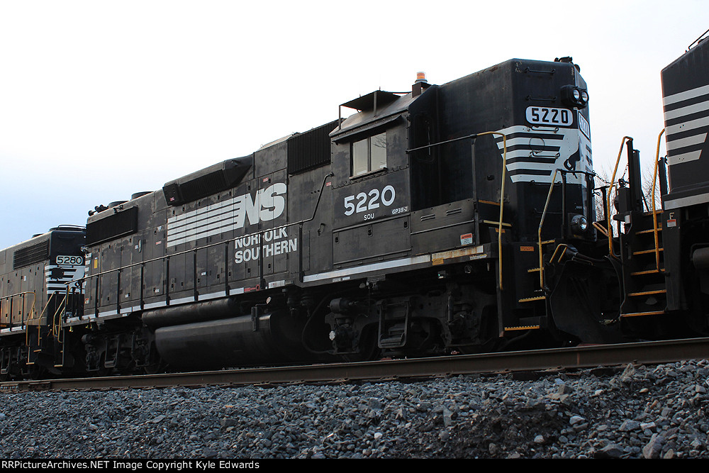 NS GP38-2 #5220 on 38G